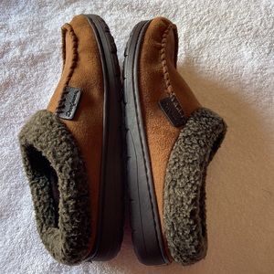 Dearfoams Men’s Microsuede Clog Slippers Color Brown Size Small (7-8)